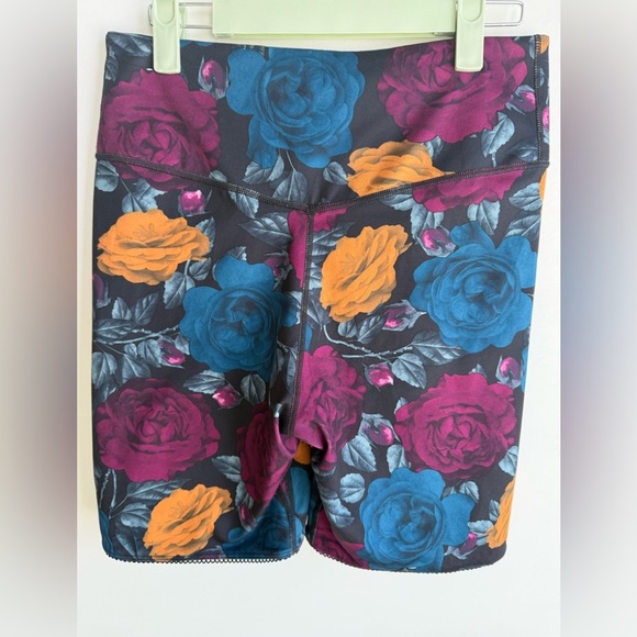 Nike Dri-Fit floral biker shorts • Women’s Medium - Picture 2 of 8